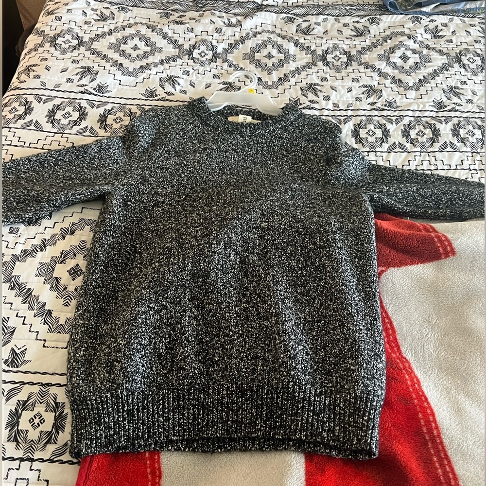 Long sleeve fashion shirt.
